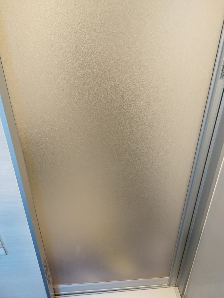 出入口の窓の水垢落としも、中々難しい…。