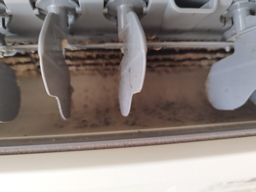 ファンにカビ・ほこりがびっしり!