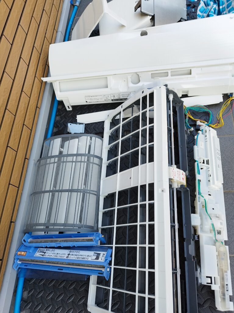 外したパーツを洗っていきます!